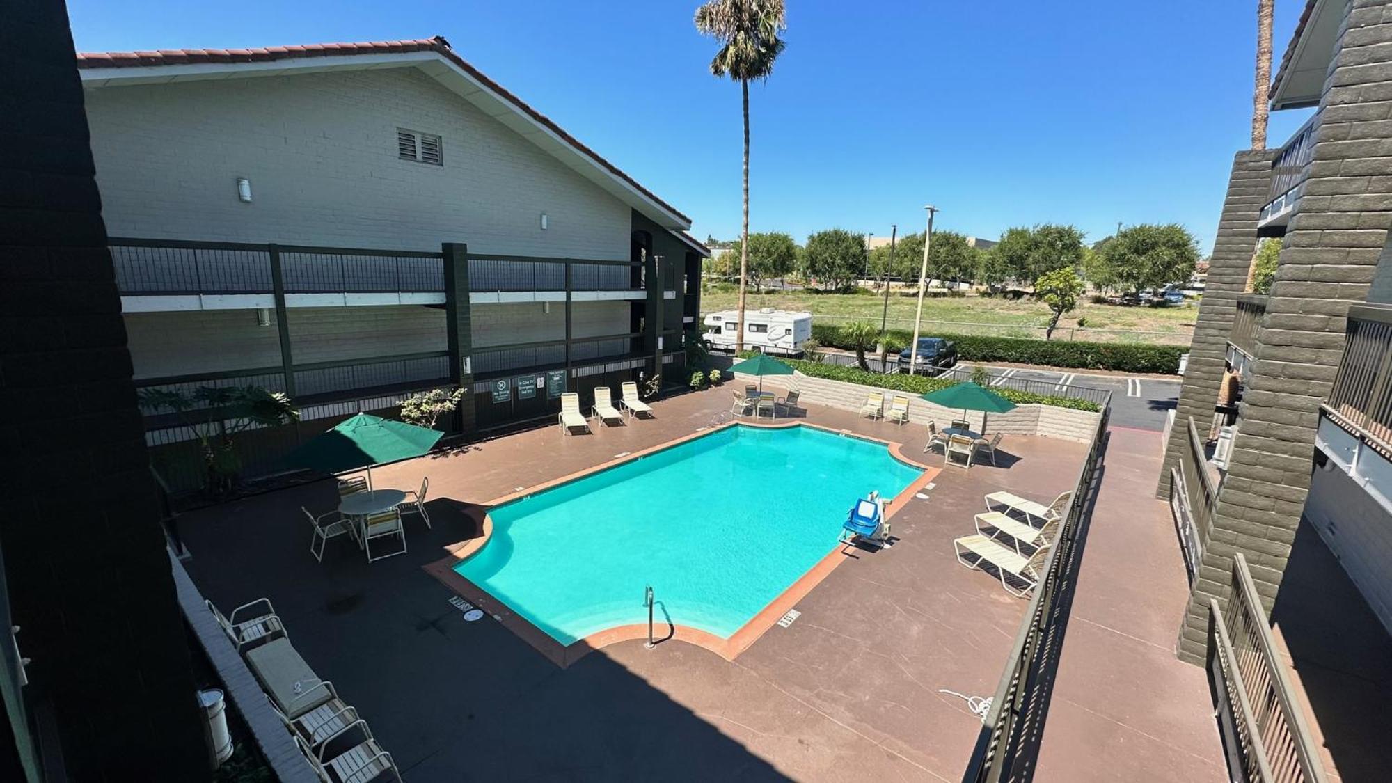 Days Inn By Wyndham San Diego Vista Eksteriør bilde