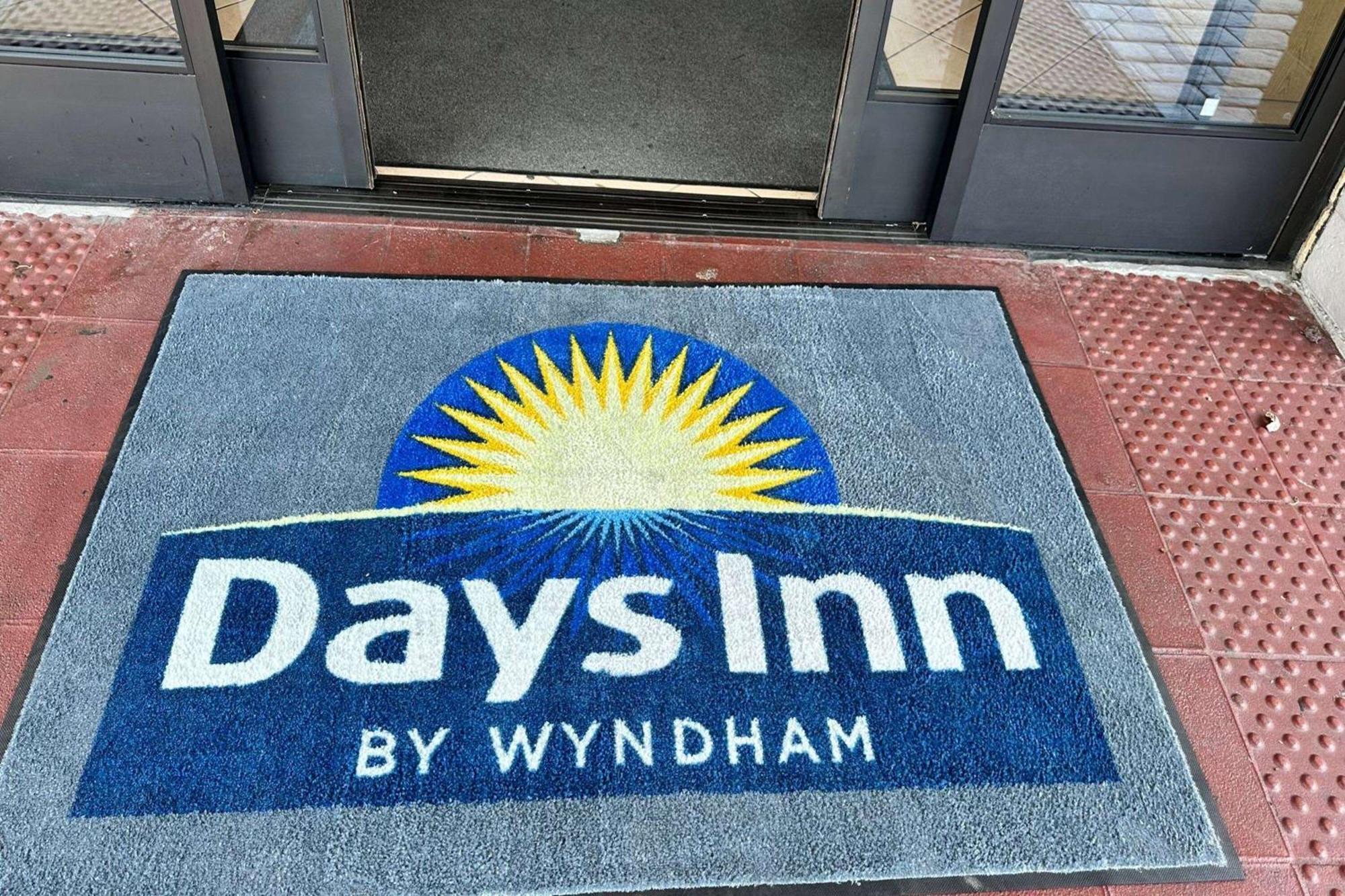 Days Inn By Wyndham San Diego Vista Eksteriør bilde